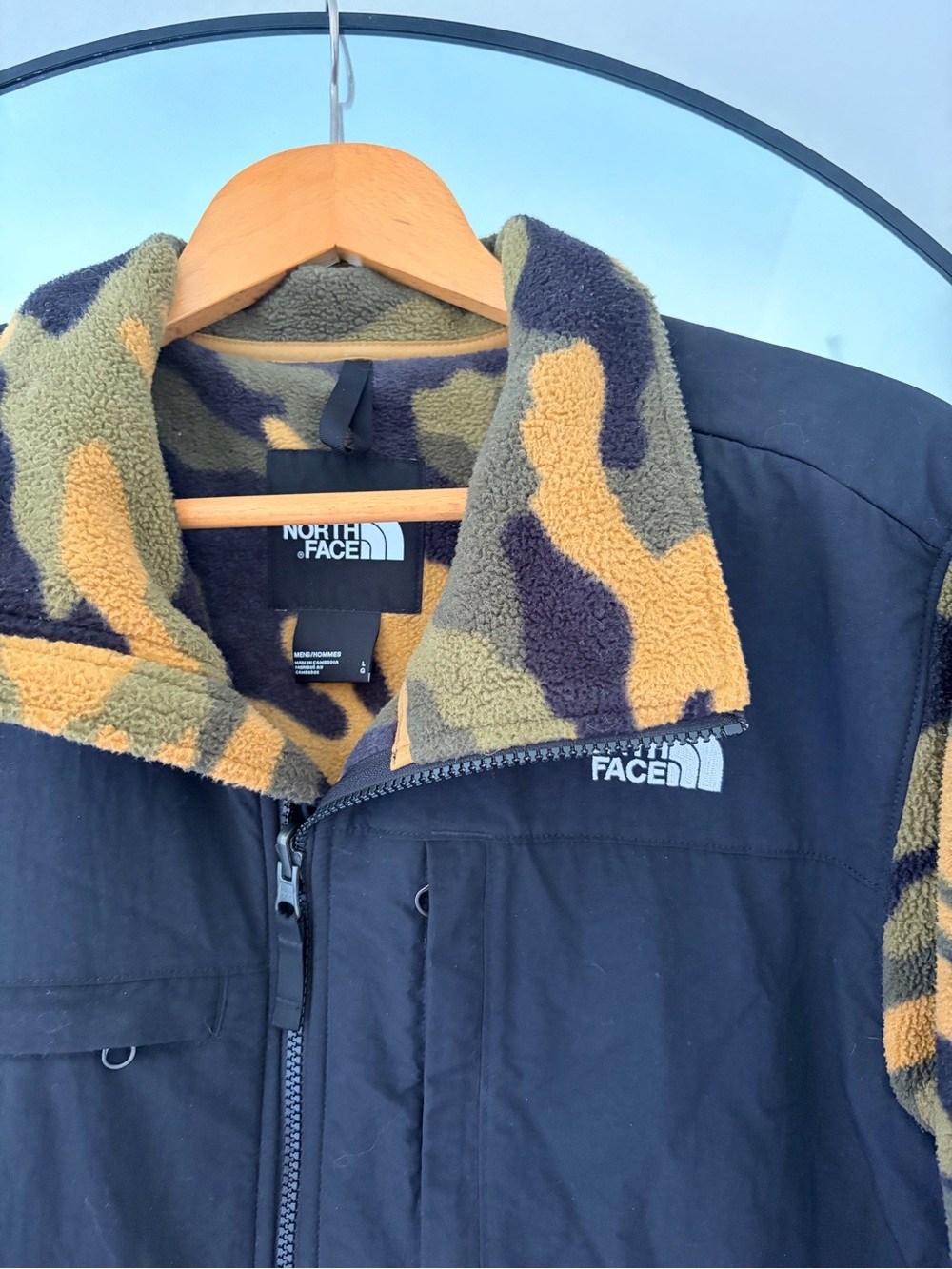 Men’s The North Face Denali-style fleece jacket in a bold black + woodland camo - Picture 4 of 9
